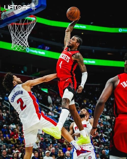 沃尔什起飞试图双手隔扣，坎宁安也迎面送上无情大帽拒绝